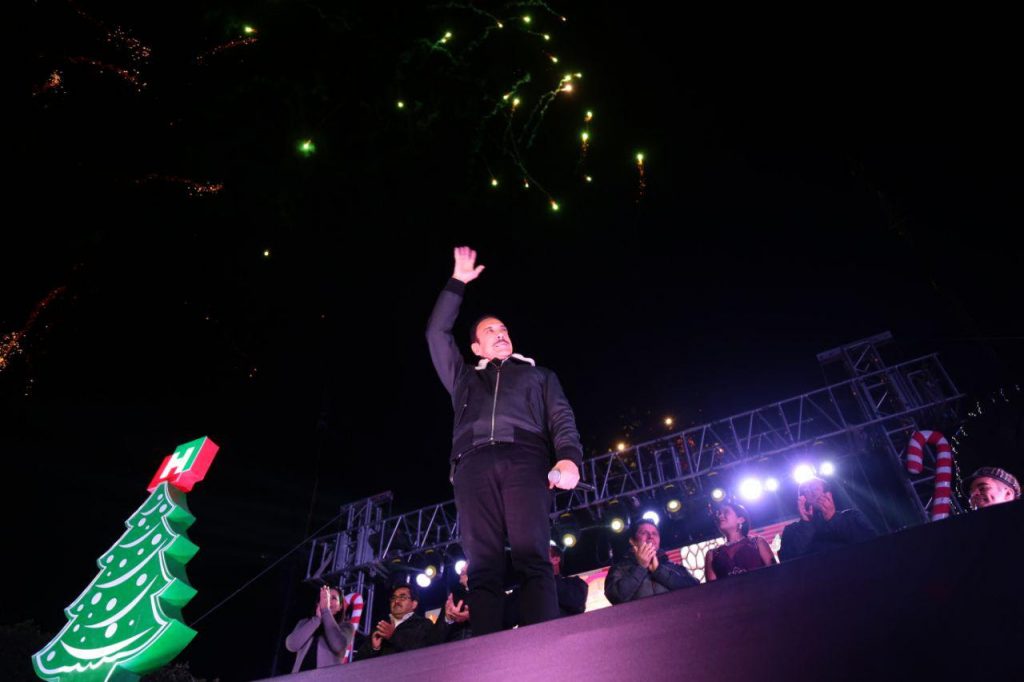 Iluminan árboles en plazas de Ixmiquilpan y Actopan