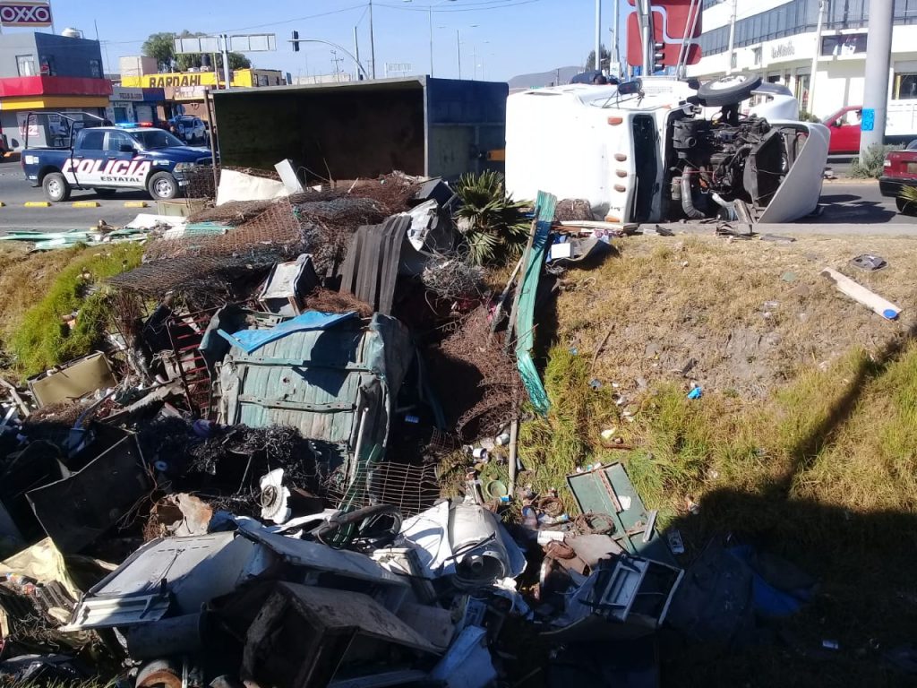Volcadura de camión cargado de chatarra