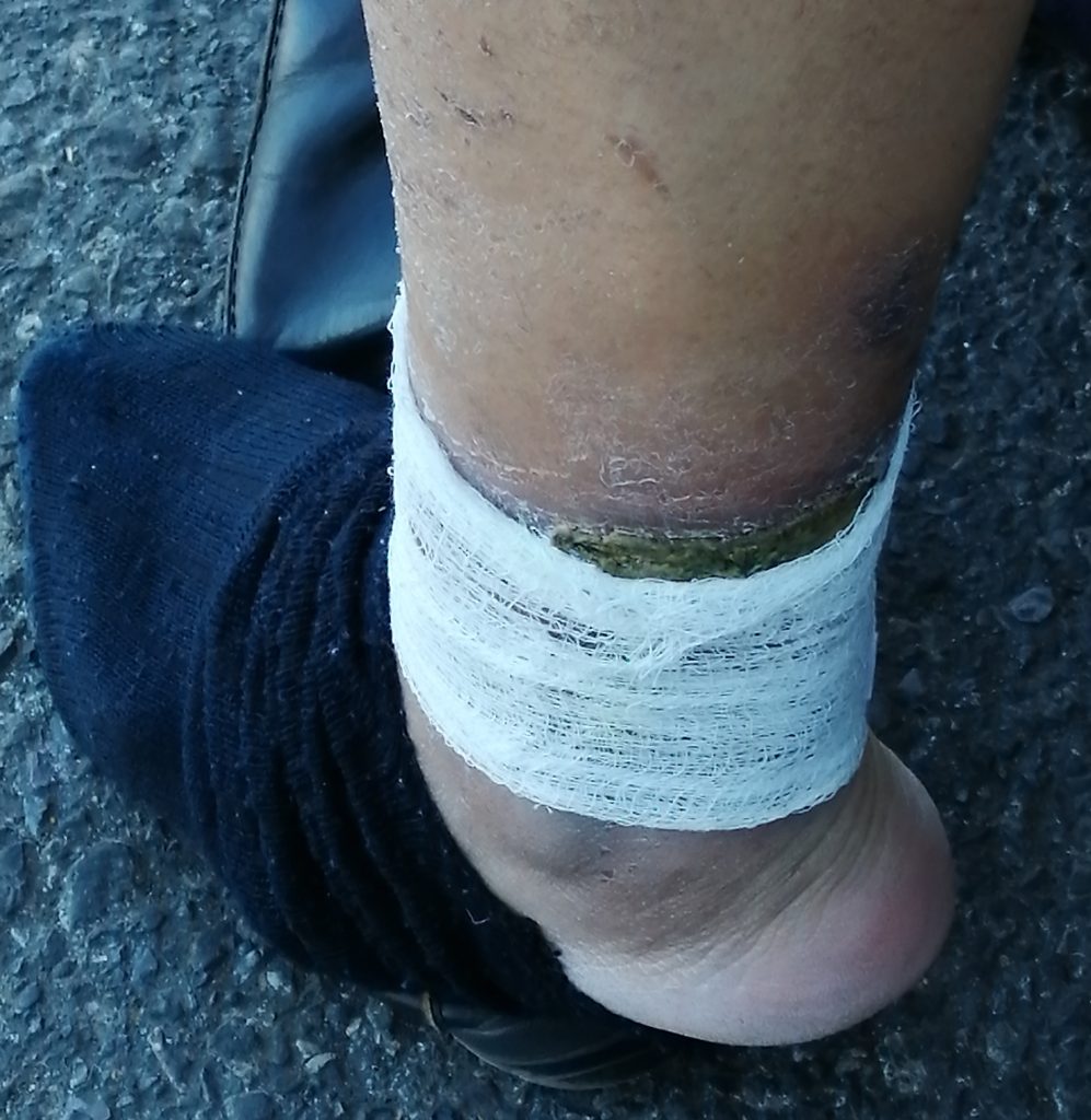 Cartel de Los Rojos cobran derecho de piso