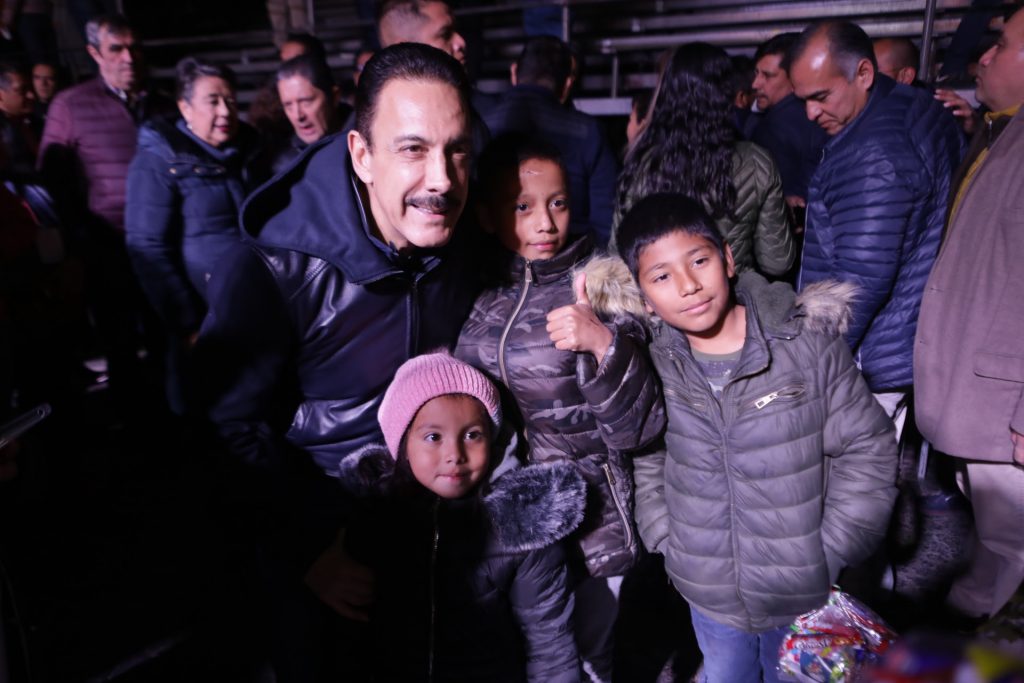 Gobernador convivió con niños en la cabalgata de los Tres Reyes Magos