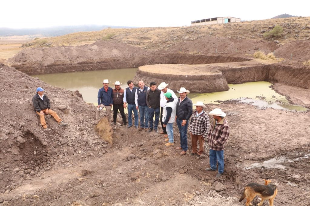 Supervisan avance de obras en área rural