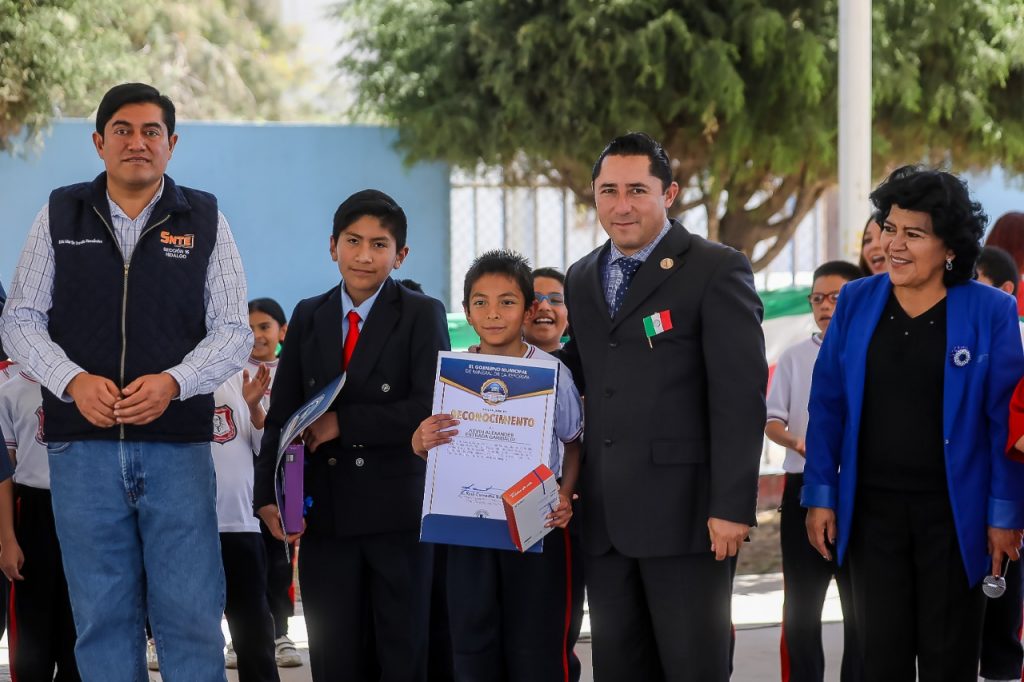 Ceremonia de Incineración y Sustitución de Bandera en la Telesecundaria