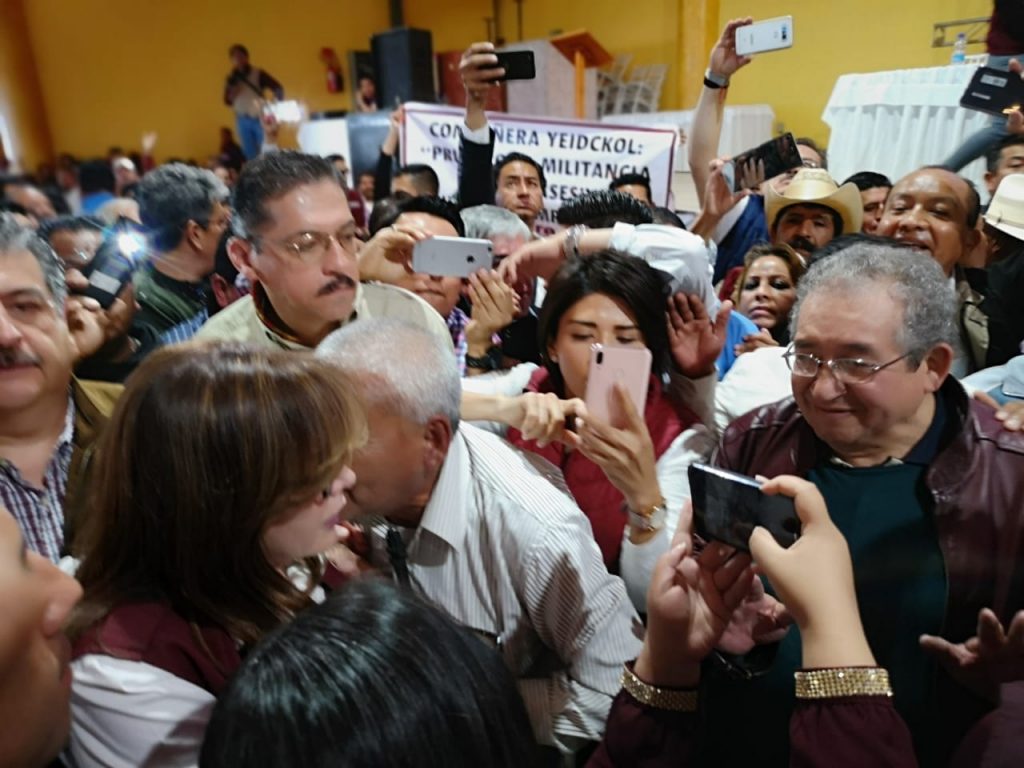 Morenistas acudieron a «besar» mano de Yeidckol Polevnsky