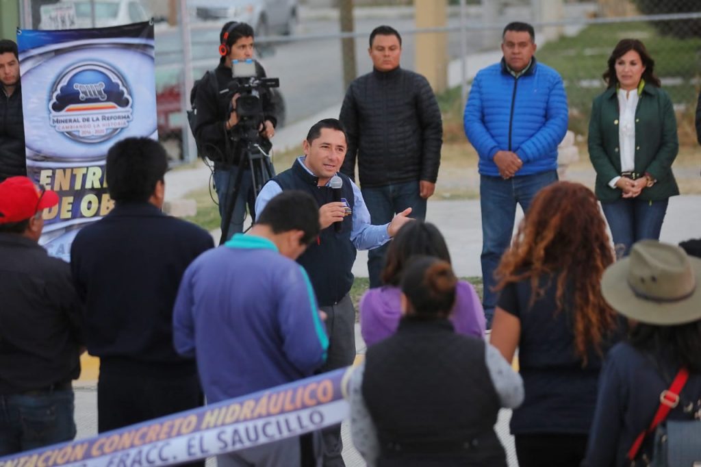 Raúl Camacho inaugura obras y hace campaña en favor de su mujer
