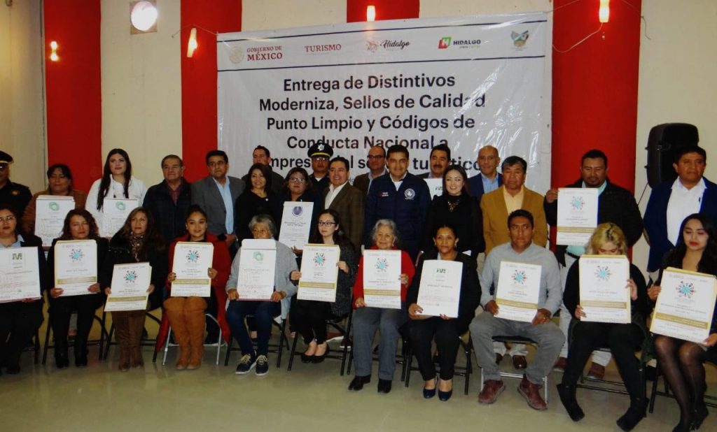 Entrega de distintivos a empresas turísticas