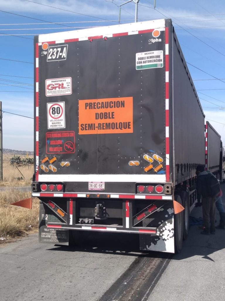 Murió al chocar contra un tráiler