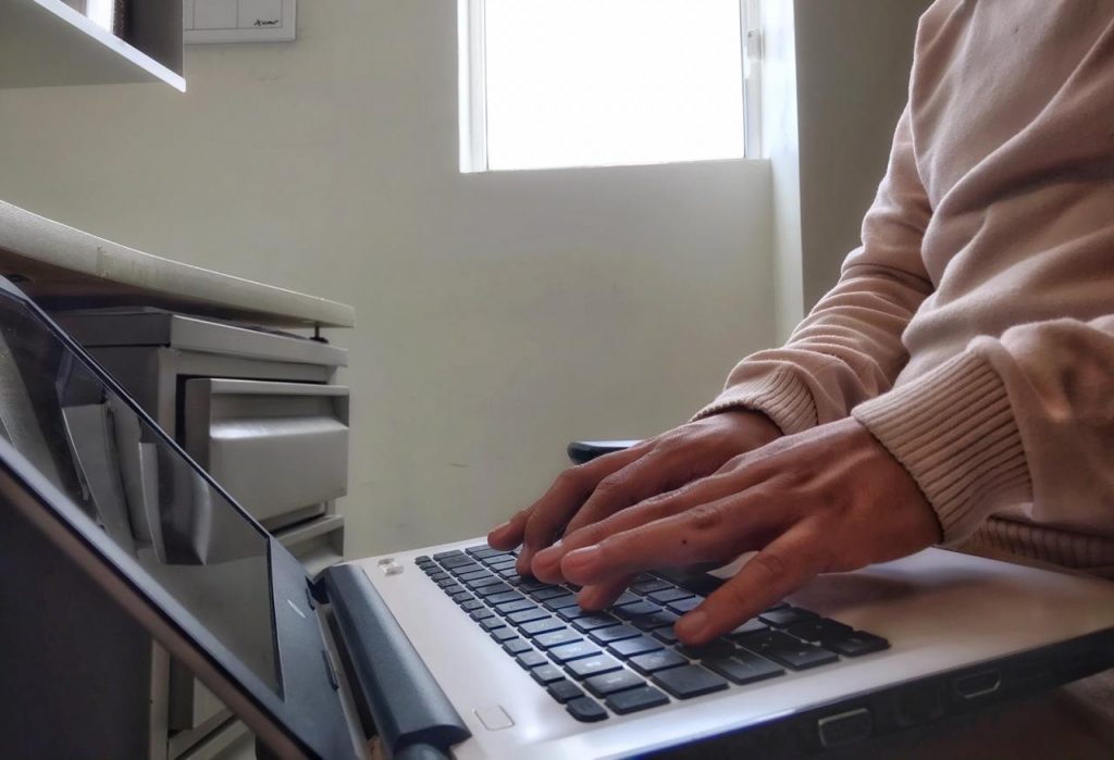 Para evitar estrés deben hacer pausas si trabajan desde casa