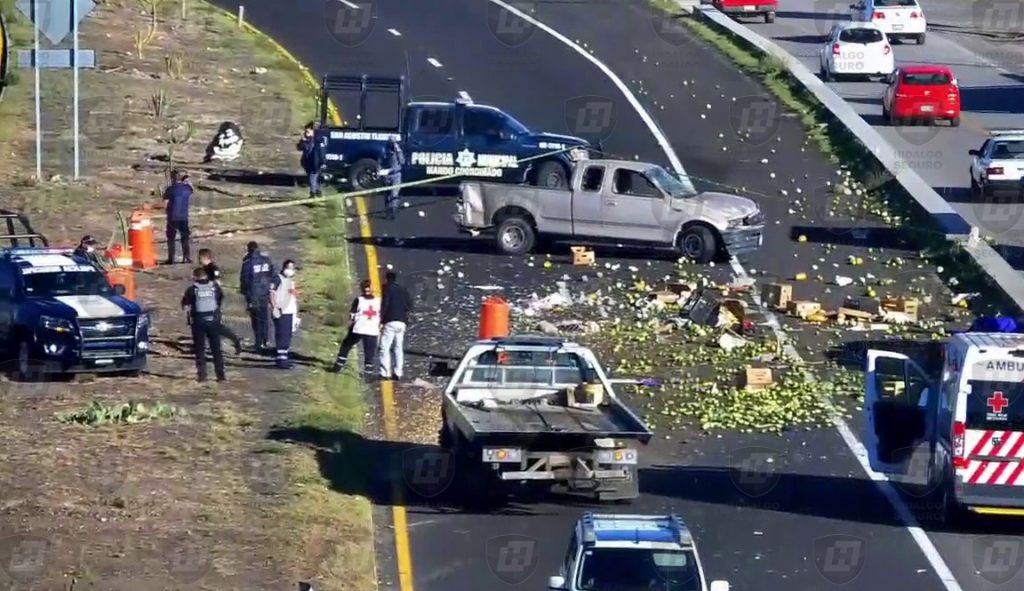 Volcadura dejo un muerto y mujer herida