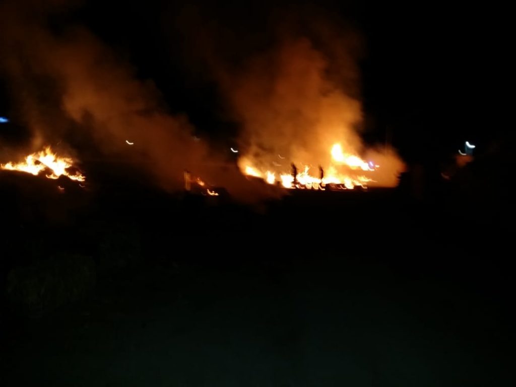 Calcinado camión cargado de paja