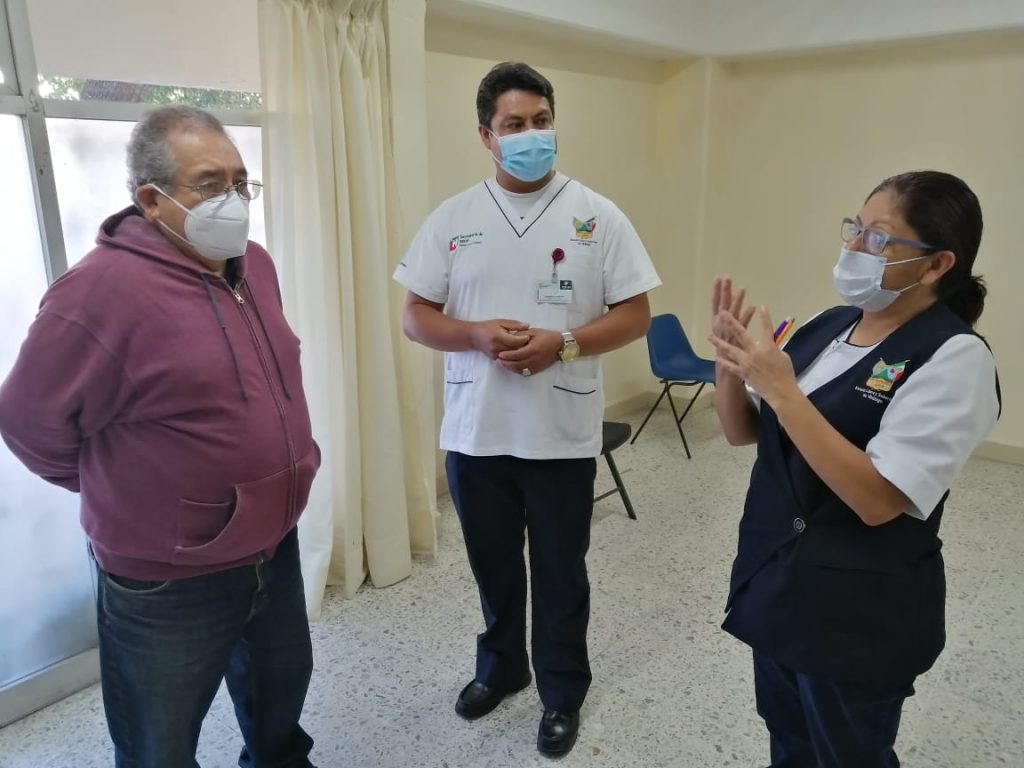 Ricardo Baptista de visita en el Centro de Salud de Tula