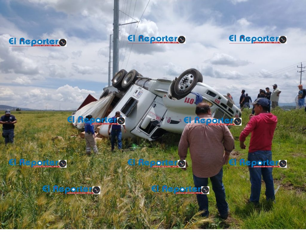 Volcó tráiler cargado de cerveza