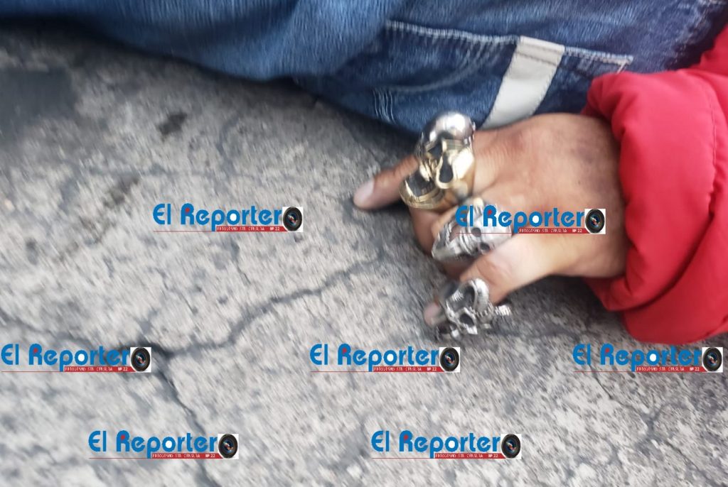 Hallado sin vida en la vía pública, al parecer fue baleado