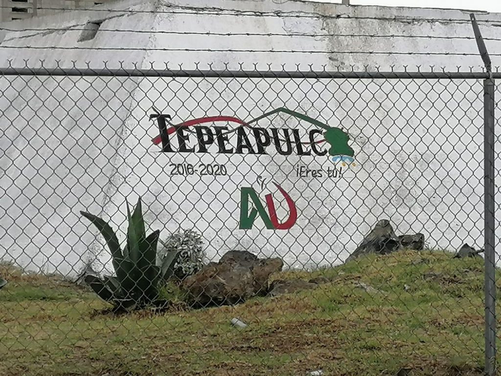 Pomposos logotipos y mal servicio de agua