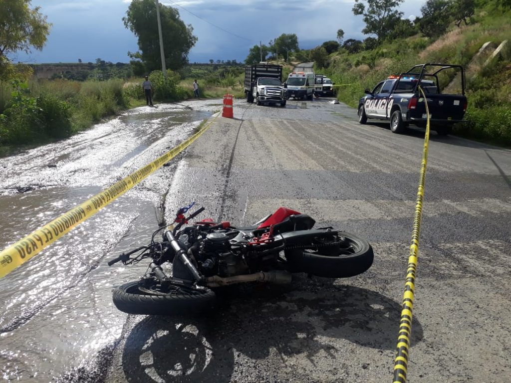 Motociclista muere al impactarse contra camioneta