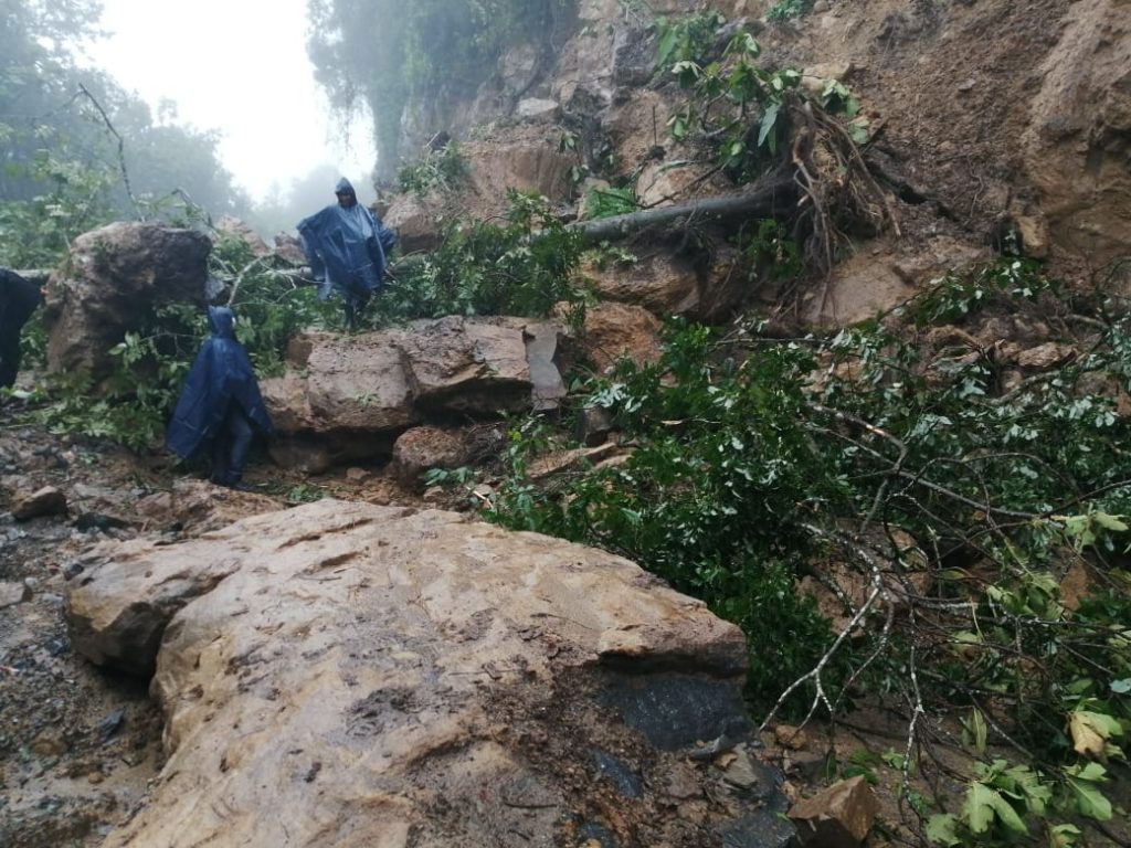 Lluvias originan deslaves que bloquean carretera México-Tampico