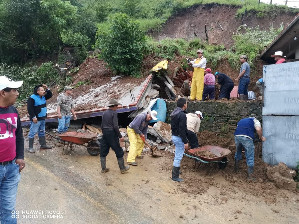 Deslaves impiden transitar por la Sierra