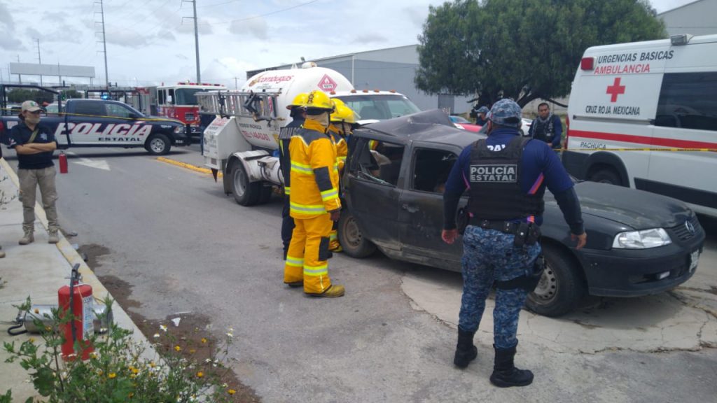 Un muerto en choque entre coche y pipa de gas