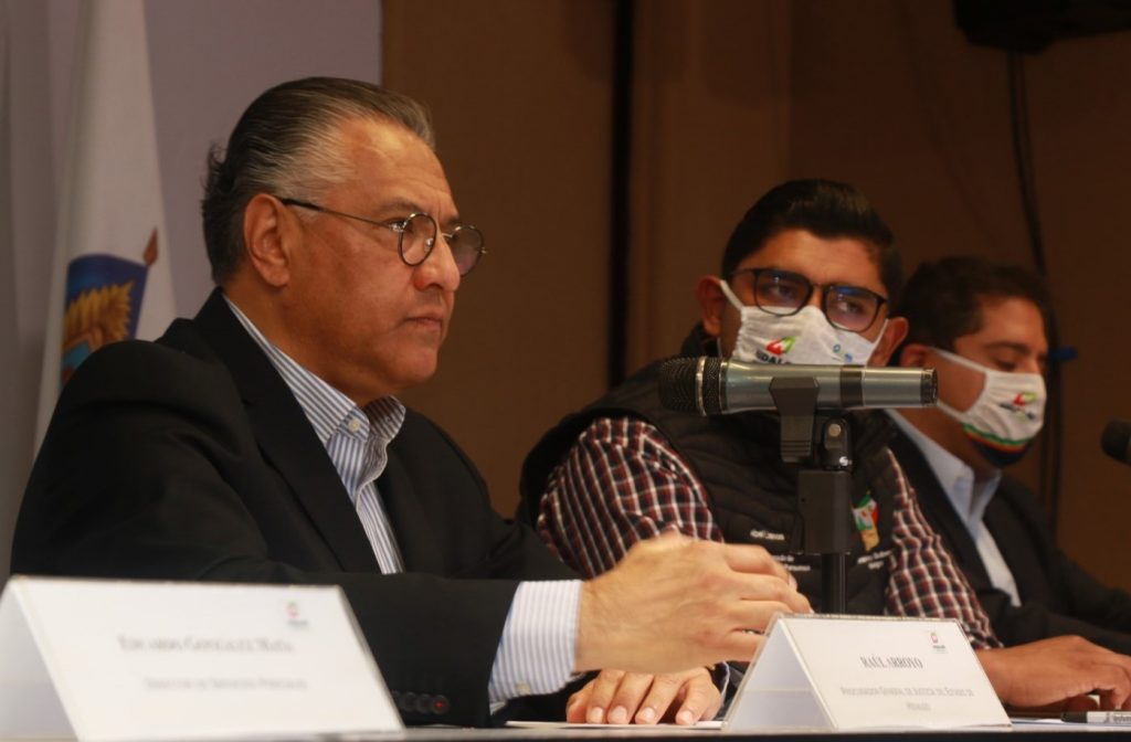 Investigan origen de mantas con mensajes en contra de dos personas