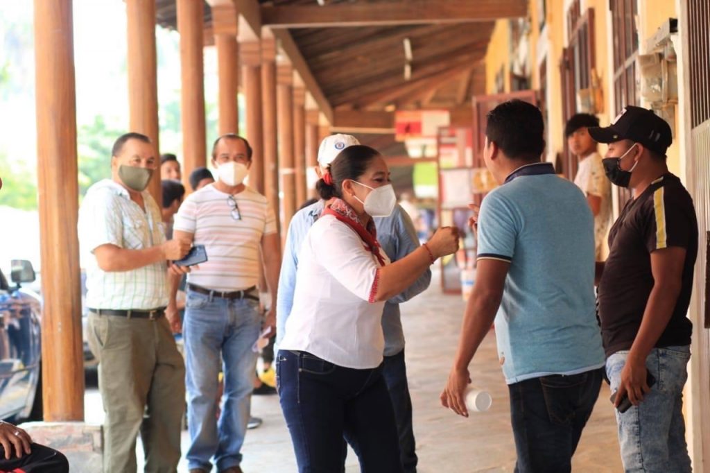 Adela Pérez escuchó voces de apoyo a su proyecto de trabajo