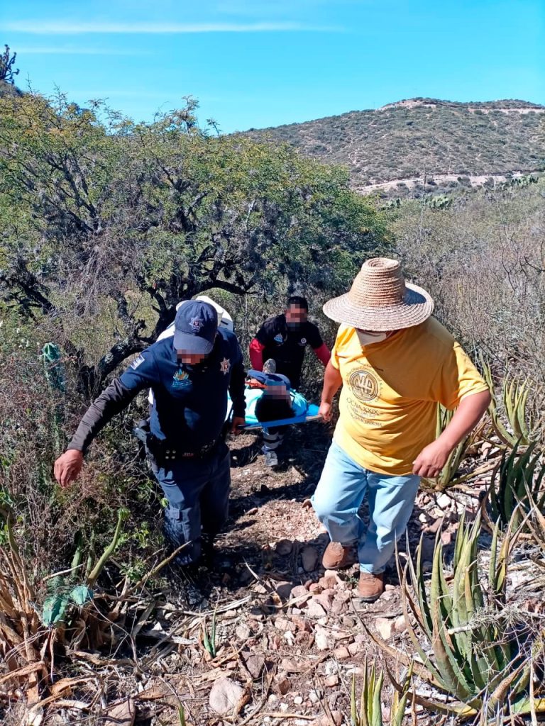 Rescatan a persona extraviada en el cerro