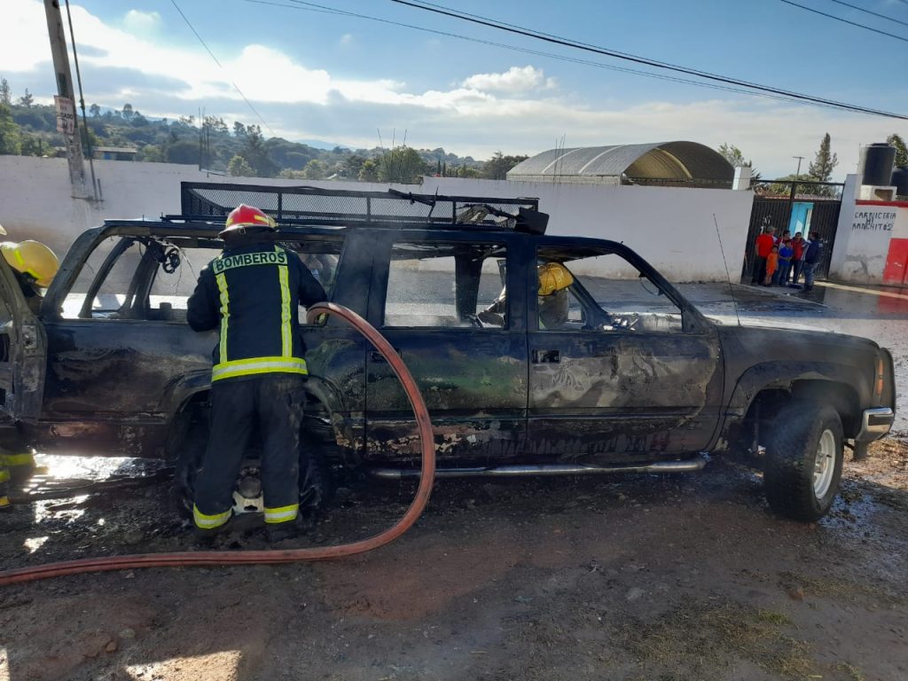 Incendian camioneta huachicolera en su traslado al corralón