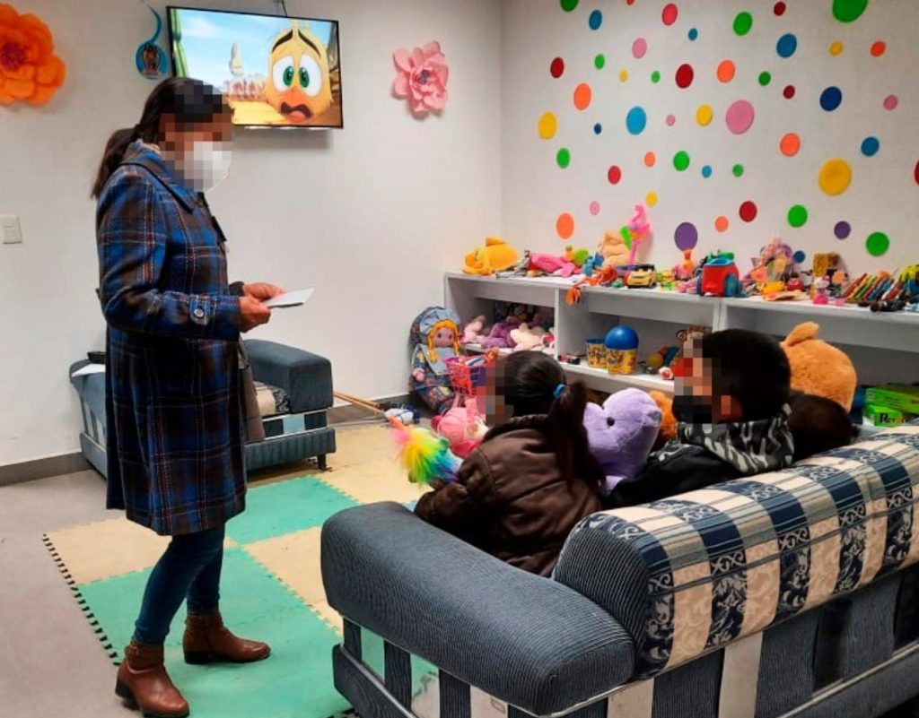 Rescatan a niños maltratados