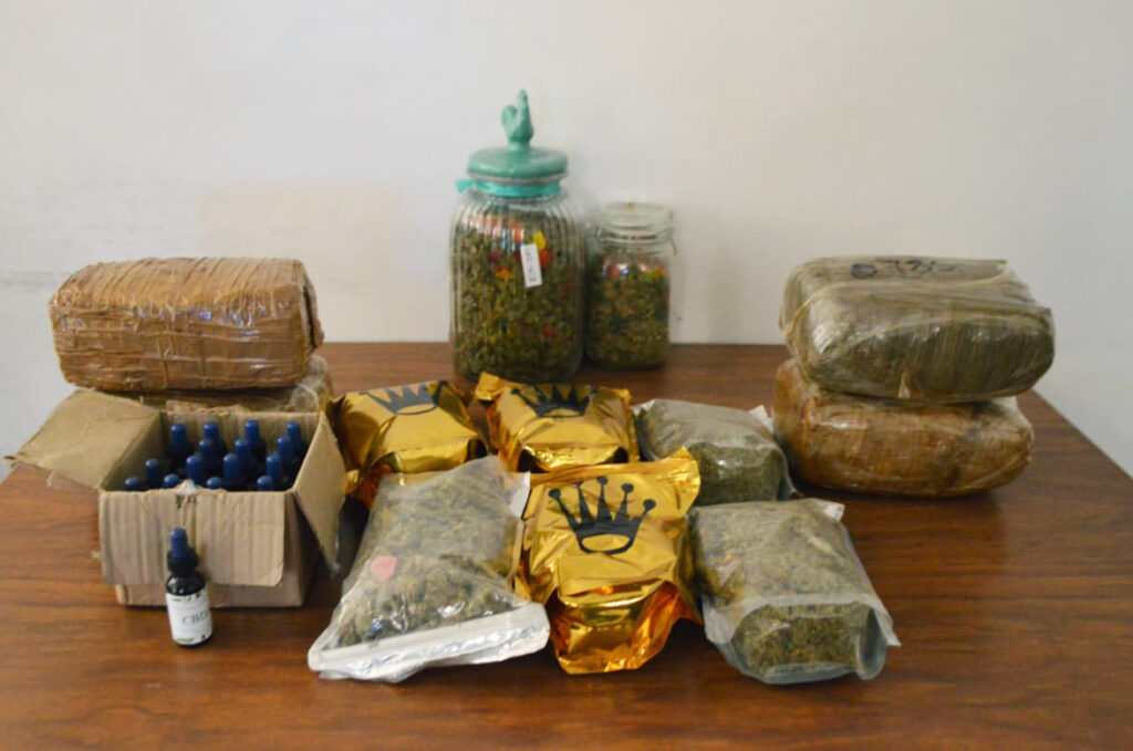 Agredió a su mujer y fue detenido con supuesta droga