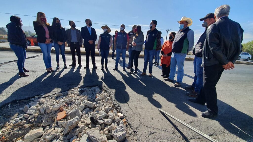 Reparan enorme bache del puente vehicular