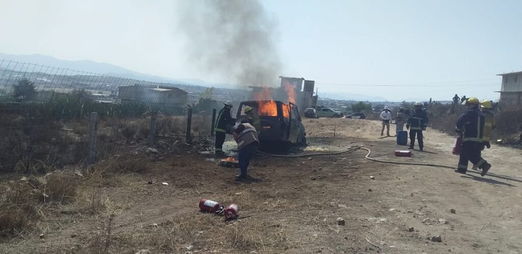Incendio de camioneta pone al descubierto a huachicoleros