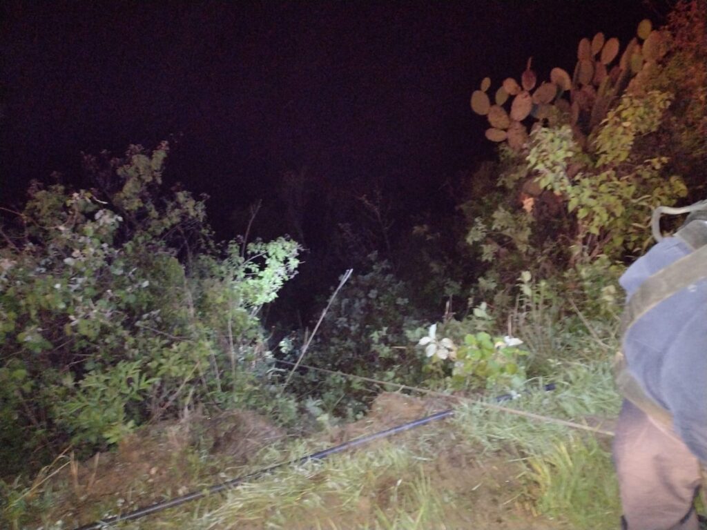 Personas cayeron a profundo barranco y sobrevivieron