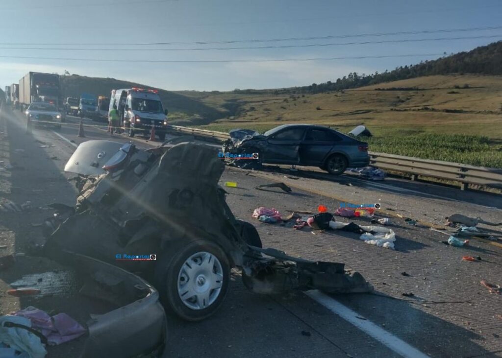 Sangriento accidente dejó cuatro muertos y nueve heridos