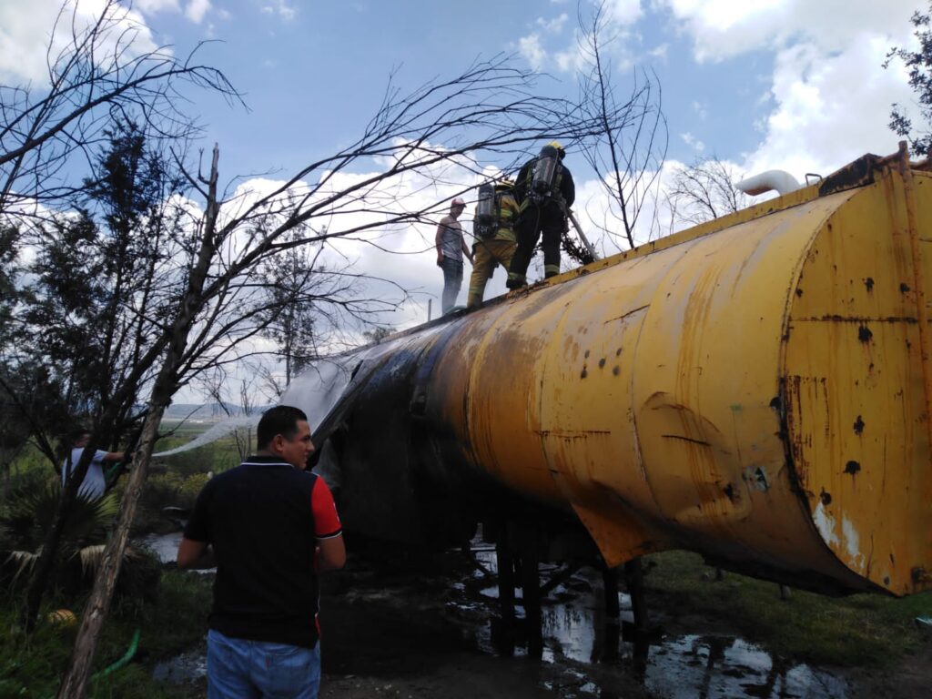 Alarma por incendio de pipa con chapopote