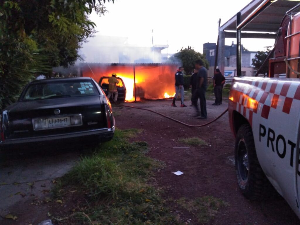 Las llamas consumieron una camioneta