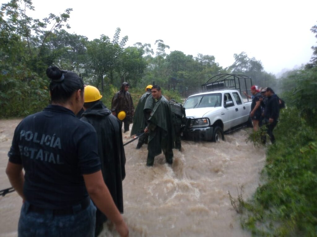Rescatado cuando era arrastrado por la corriente del río