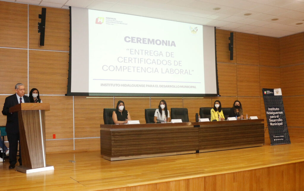 Certifican a servidores públicos municipales