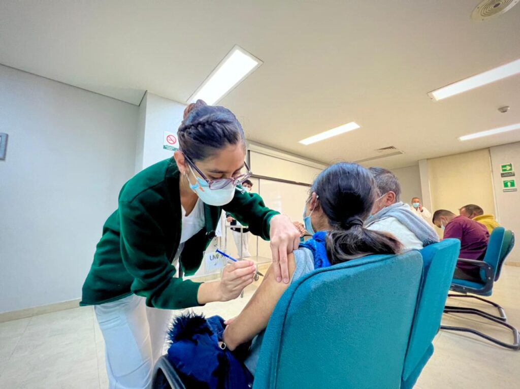 Vacunación contra COVID-19 a menores de 12 a 17 años con comorbilidades de riesgo