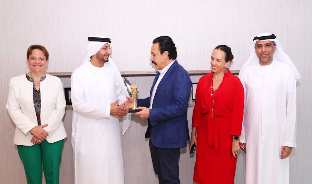 En el extranjero reconocen trabajo de Omar Fayad