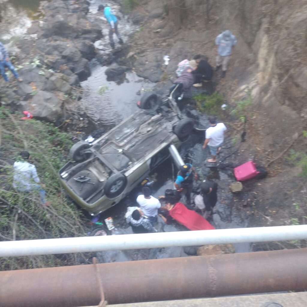 Muere una mujer al caer con su coche desde lo alto de un puente