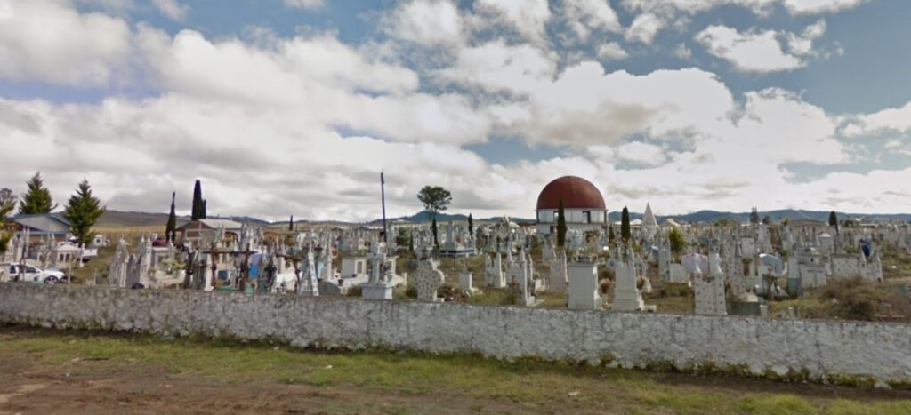 Arrojaron un cadáver a un panteón