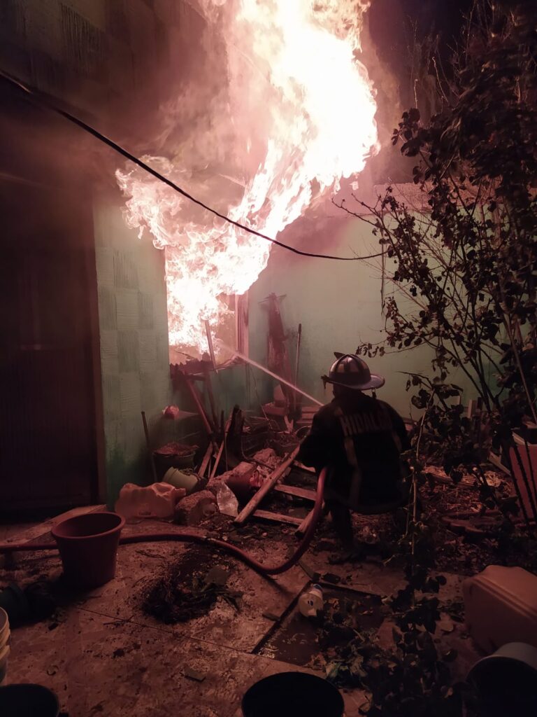 Las llamas acabaron con una bodega de aguardiente