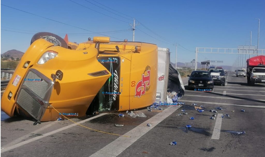 Volcó un tráiler cargado de cerveza