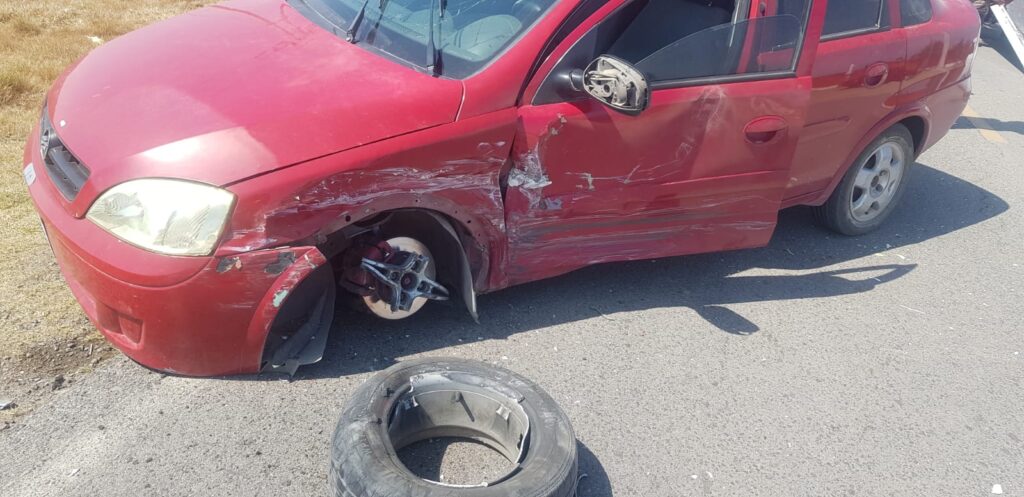 Aparatoso choque de automóviles compactos