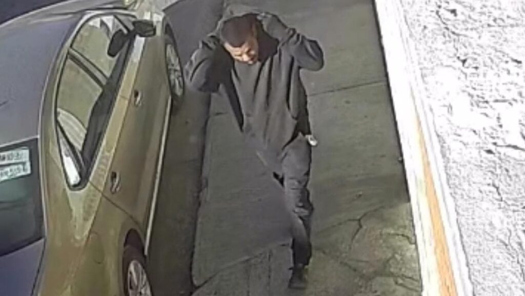 Ladrón de vehículos exhibido en un video