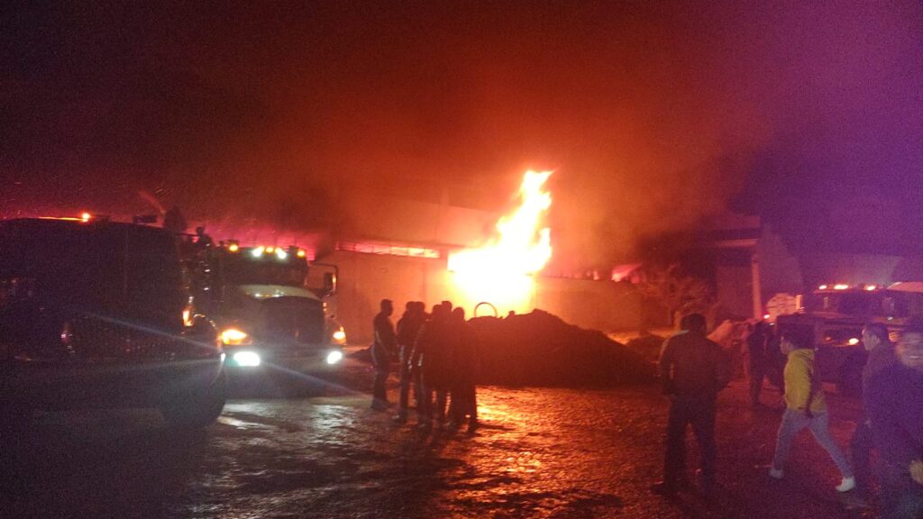 Millonarias pérdidas al quemarse bodega de pantalones