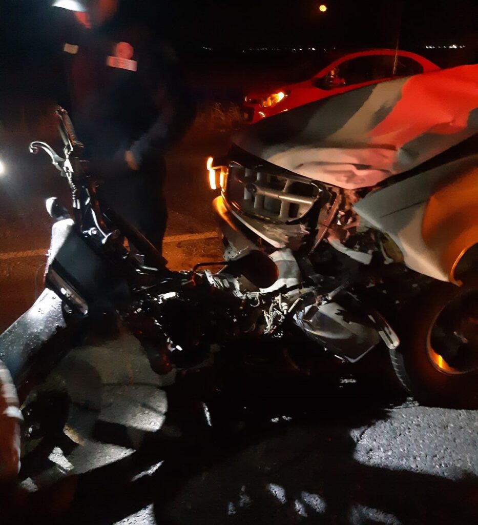 Mujer muere al accidentarse la motocicleta en que viajaba