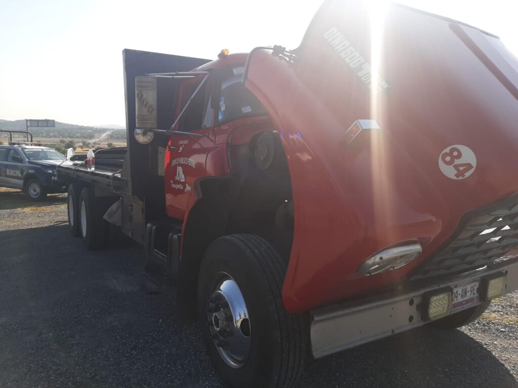 Recuperan camión cargado de acero