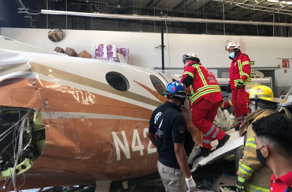 Avioneta cayó sobre bodega Aurrera