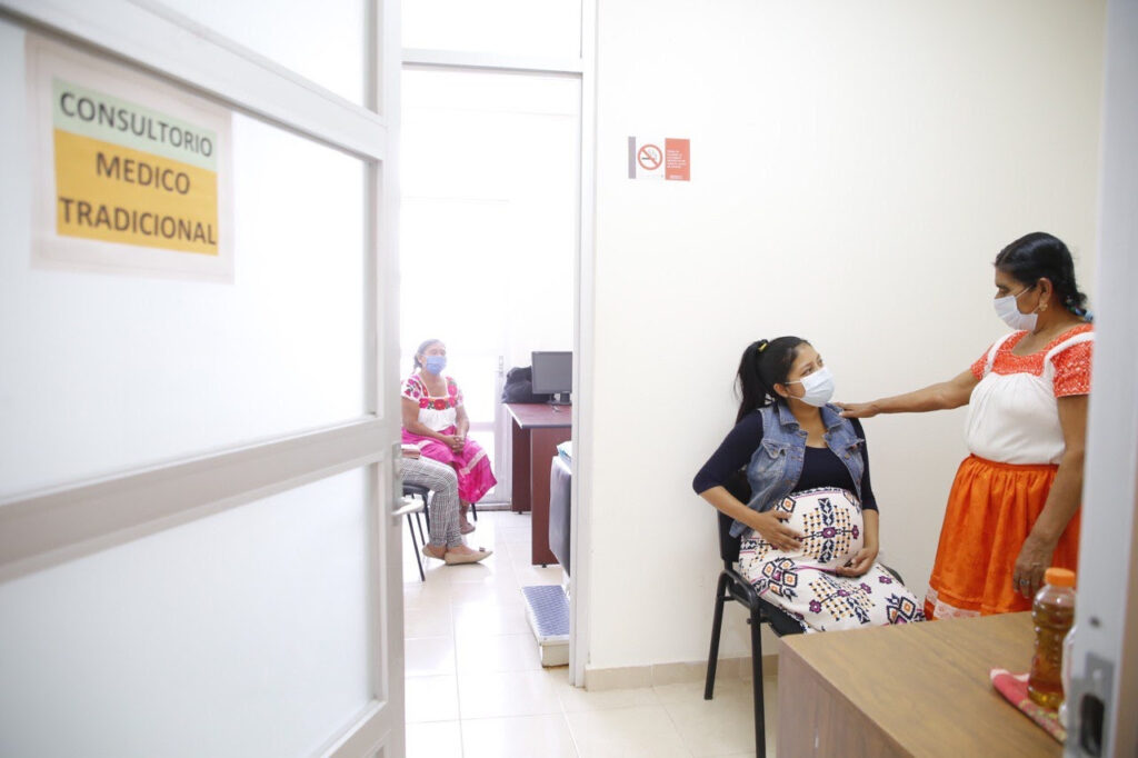 Omar Fayad reconoció la labor de las parteras