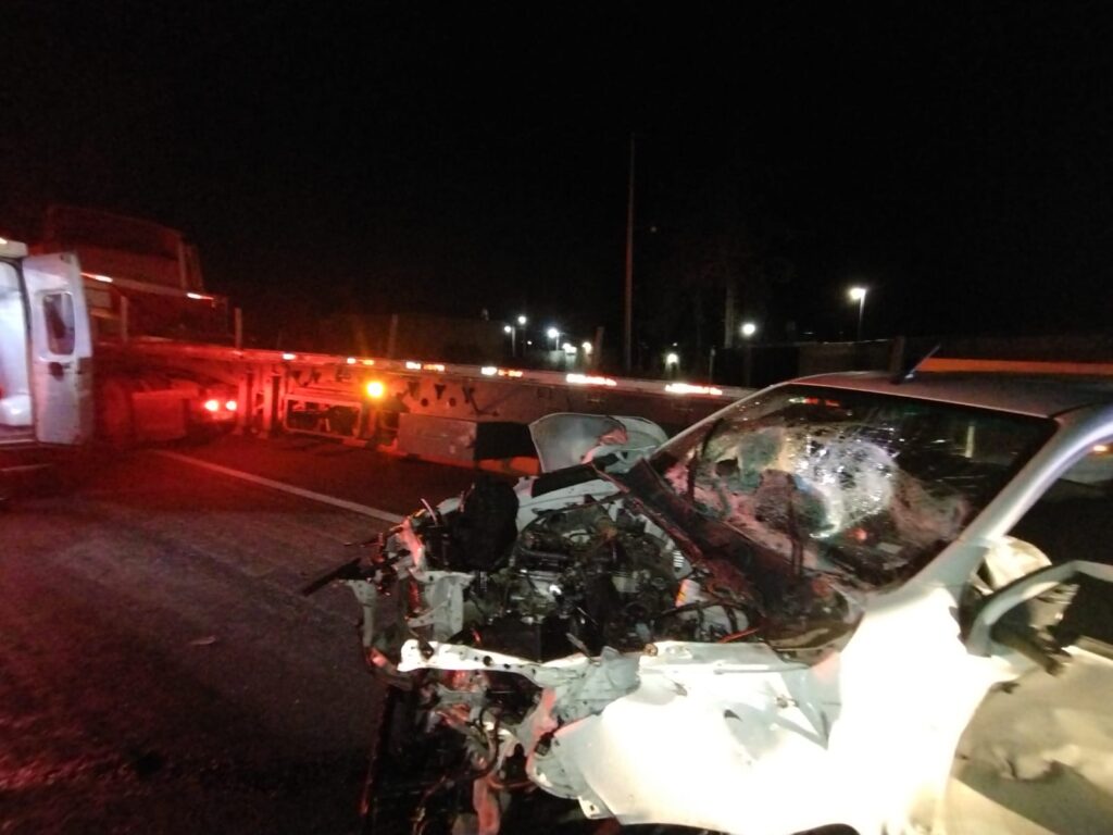 Aparatoso choque de camioneta contra tráiler