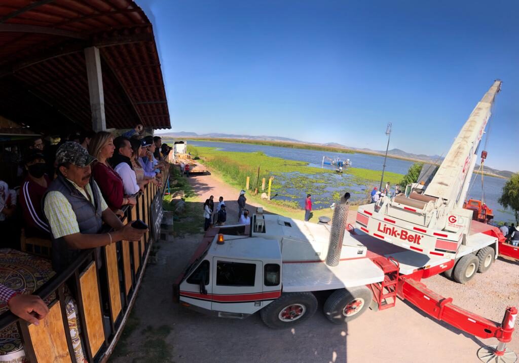 En marcha limpieza de lirio acuático en la laguna de Tecocomulco